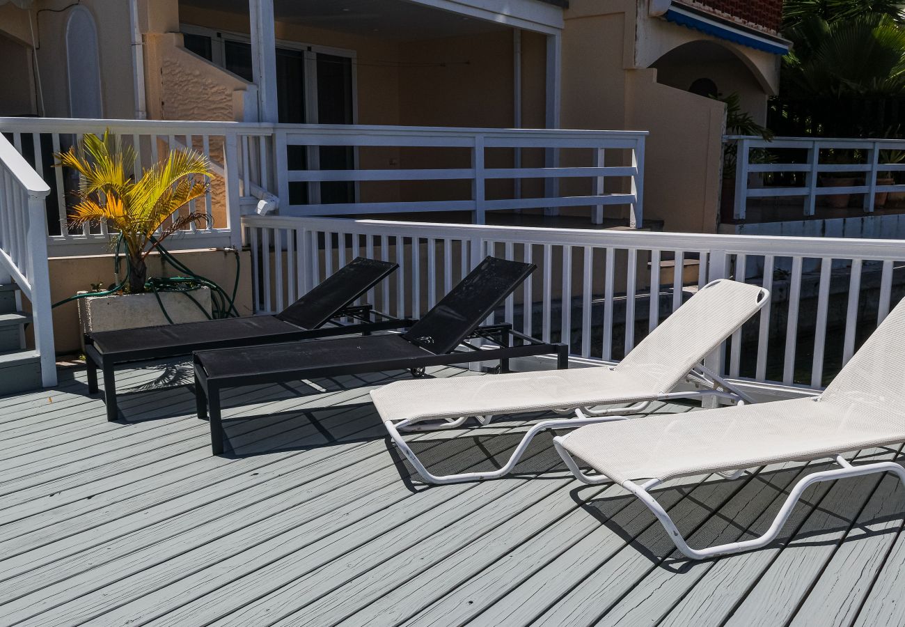 Townhouse in Jolly Harbour - Jolly Harbour Waterfront Villa 2 mins walk to the beach  