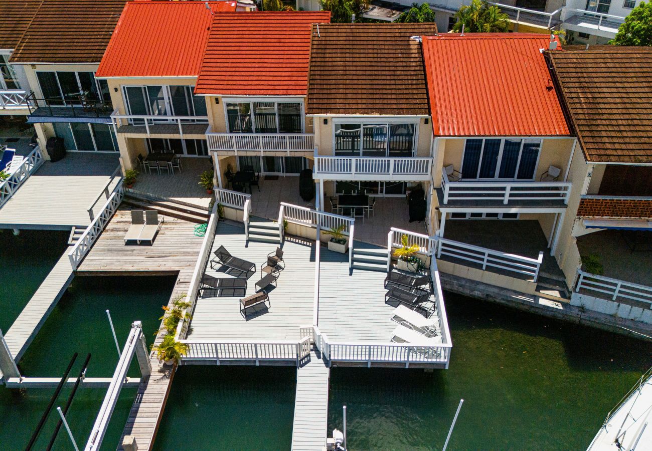 Townhouse in Jolly Harbour - Jolly Harbour Waterfront Villa 2 mins walk to the beach  