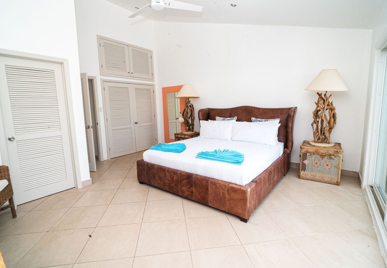 Townhouse in Jolly Harbour - Jolly Harbour Waterfront Villa 2 mins walk to the beach  