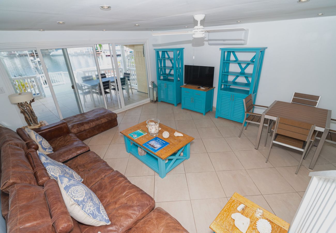 Townhouse in Jolly Harbour - Jolly Harbour Waterfront Villa 2 mins walk to the beach  