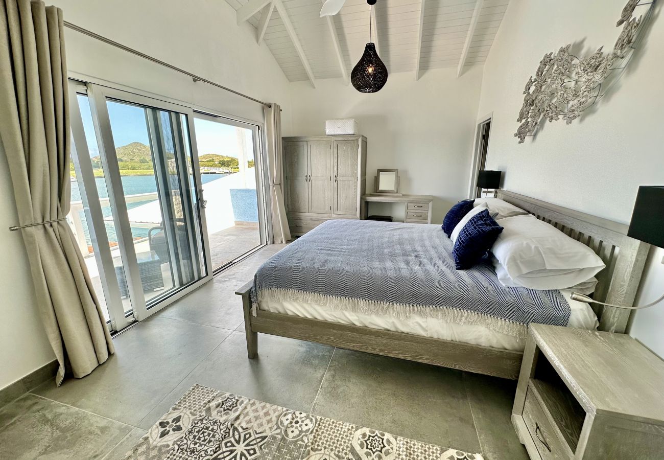 House in Jolly Harbour - Spacious Luxury Waterfront Villa