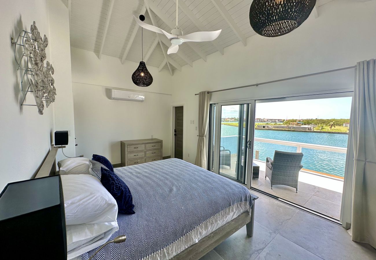 House in Jolly Harbour - Spacious Luxury Waterfront Villa