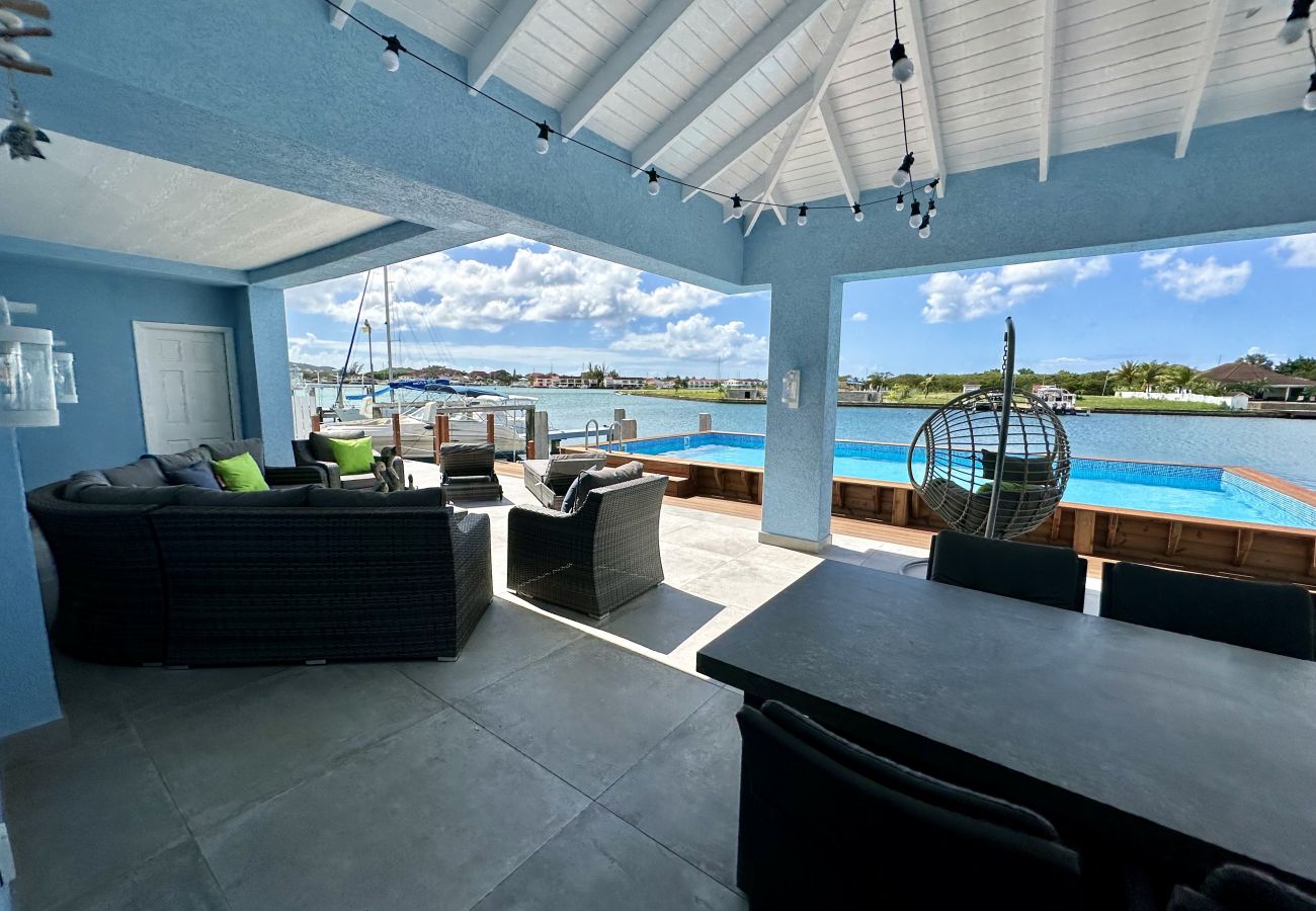 House in Jolly Harbour - Spacious Luxury Waterfront Villa