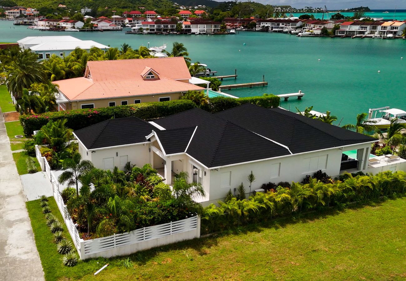 Villa in Jolly Harbour - Glorious Waterfront Villa