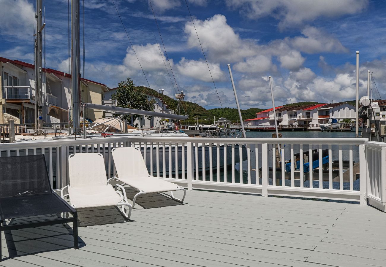 Townhouse in Jolly Harbour - Jolly Harbour Waterfront Villa 2 mins walk to the beach  