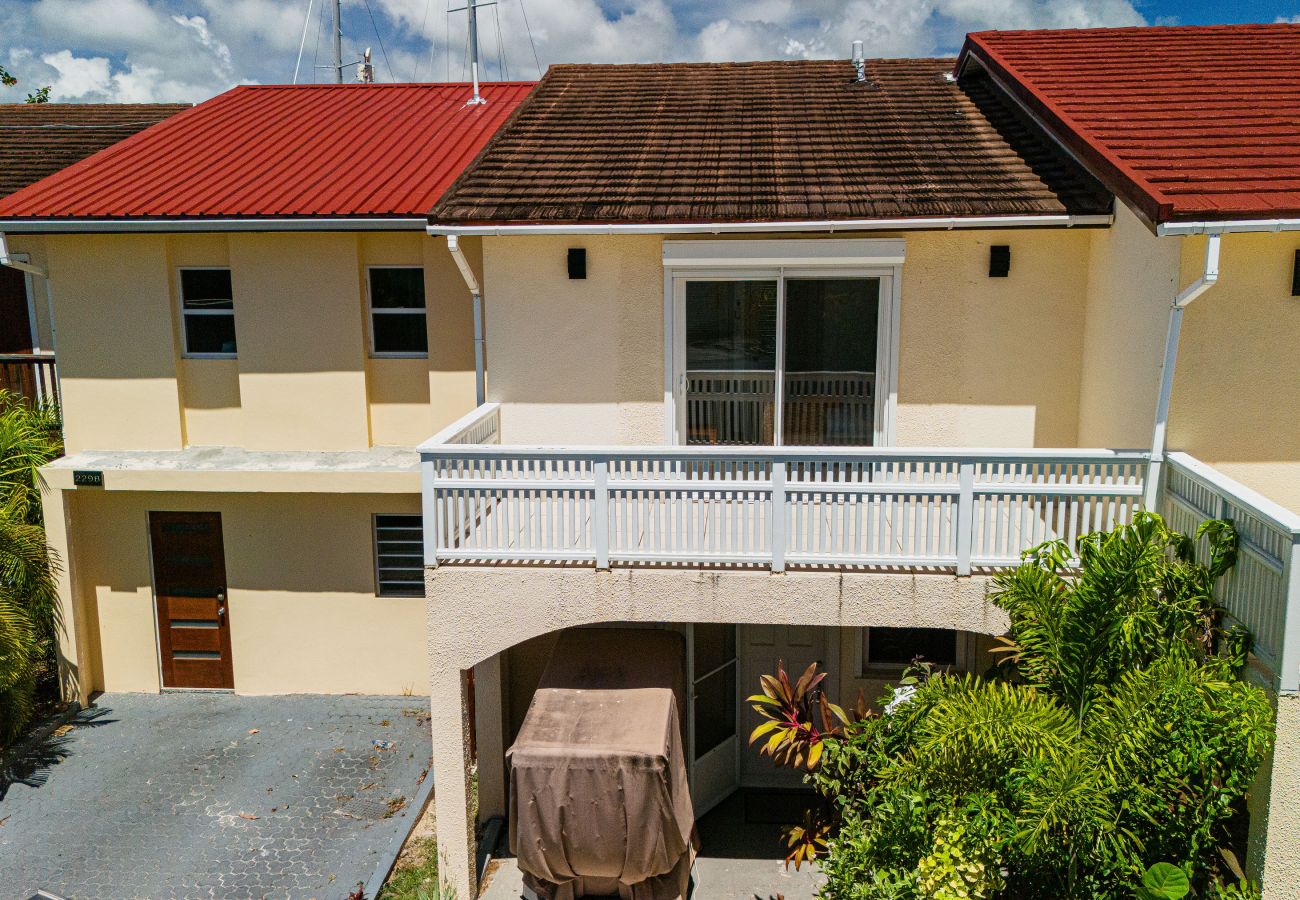 Townhouse in Jolly Harbour - Jolly Harbour Waterfront Villa 2 mins walk to the beach  