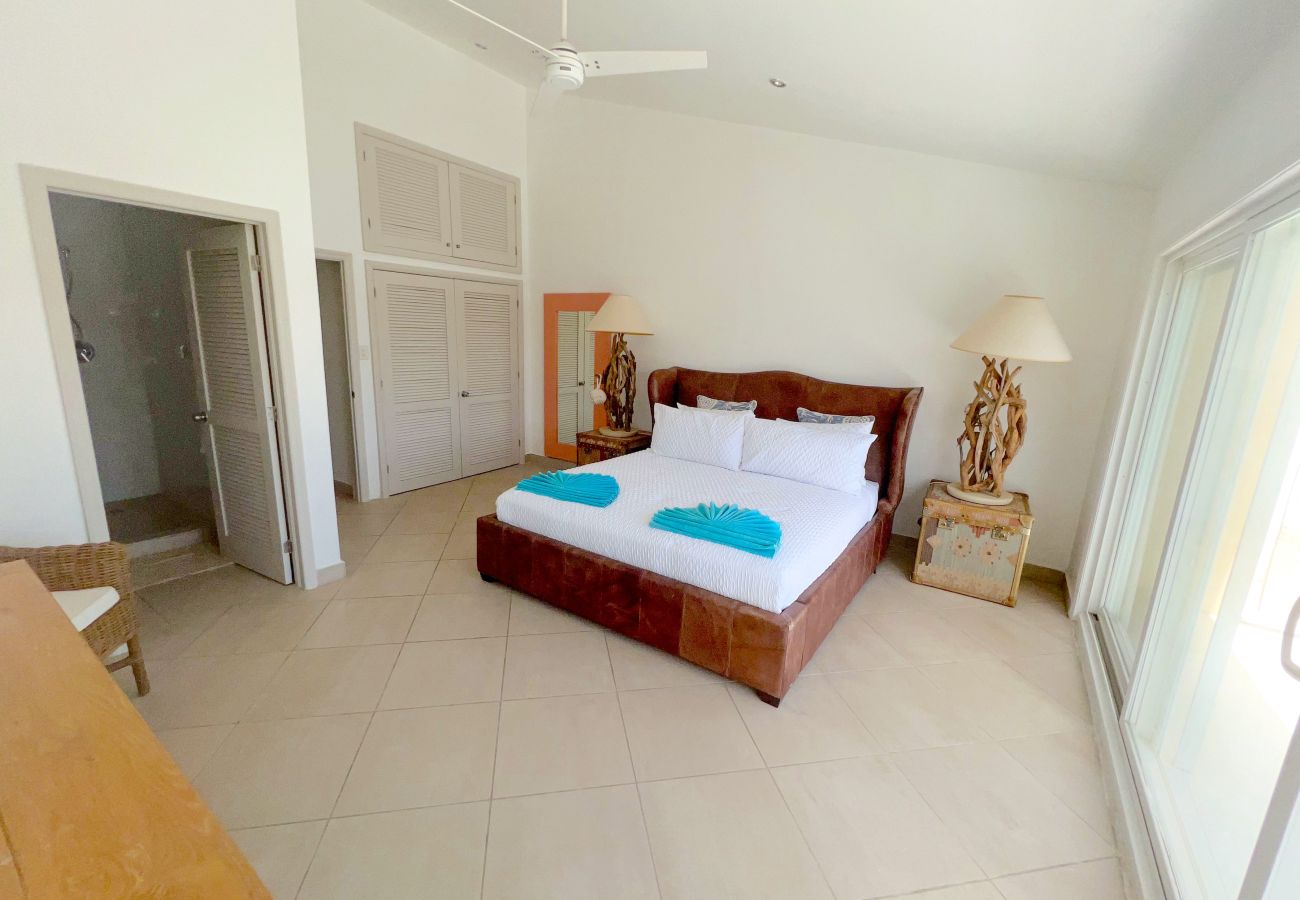 Townhouse in Jolly Harbour - Jolly Harbour Waterfront Villa 2 mins walk to the beach  