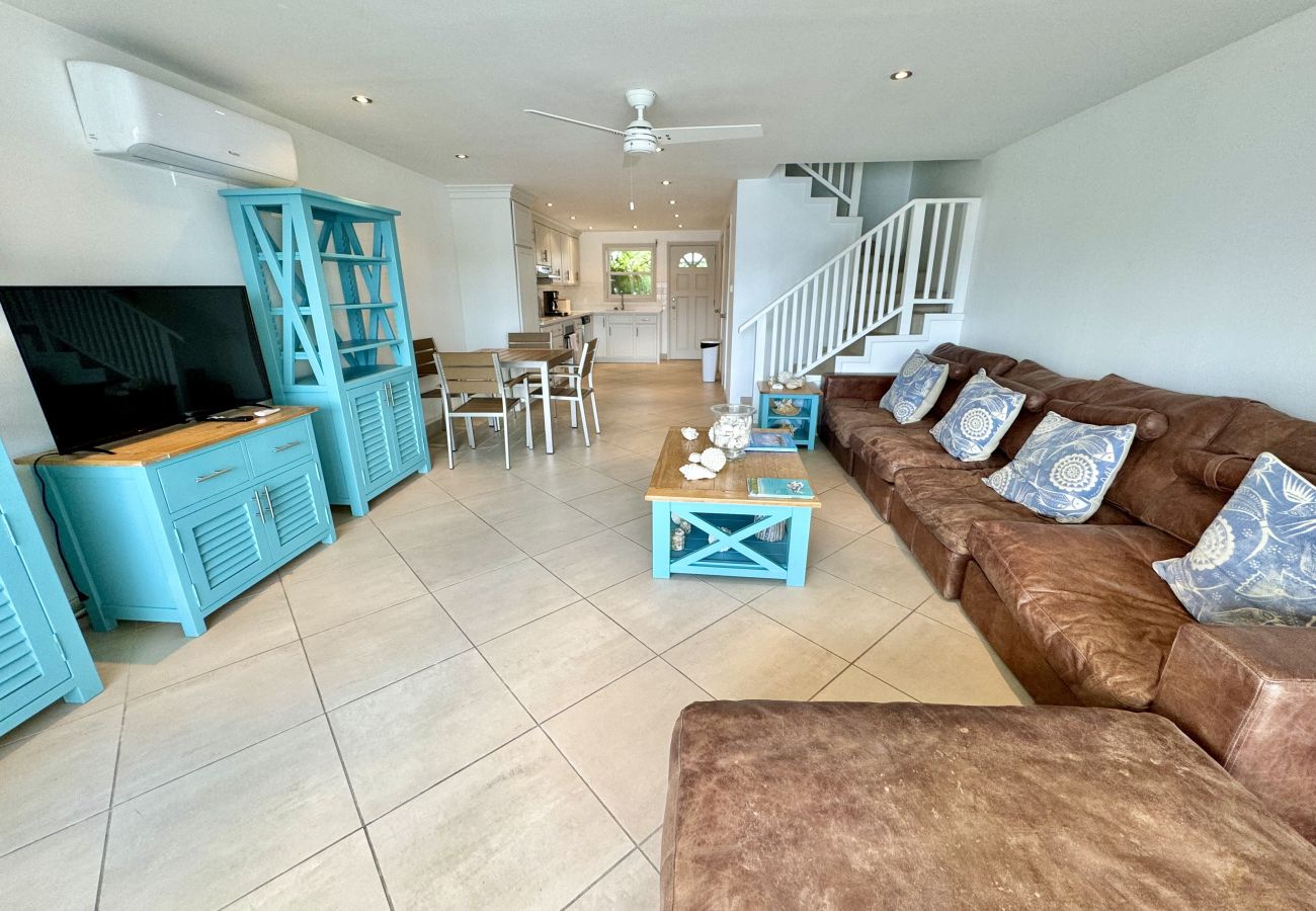 Townhouse in Jolly Harbour - Jolly Harbour Waterfront Villa 2 mins walk to the beach  